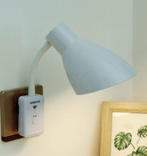Carica l'immagine nel visualizzatore di Gallery, HTRUIYATY Lampada da Parete a Innesto E27 Portalampada Lampada a Spina LED con Interruttore Remoto Orientabile a 360° Lu