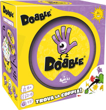 Carica l'immagine nel visualizzatore di Gallery, Asmodee: Dobble, Eco-Sleeve, Divertente Gioco da Tavolo per Tutta la Famiglia, 2-8 Giocatori, 6+ Anni, Edizione in Italiano