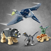 Carica l&#39;immagine nel visualizzatore di Gallery, LEGO - Jurassic World Centro di Soccorso dei Baby Dinosauri, Giocattolo per Bambini e Bambine da 4 Anni in su, Set con Mini Triceratopo, Anchilosauro e Velociraptor, Regalo Amanti degli Animali 76963
