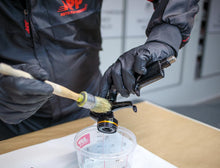 Carica l'immagine nel visualizzatore di Gallery, APP Quartz Q-GRIP Guanti Monouso in Nitrile Neri 8 mil Ultra Spessi, 50 Pezzi | Texture Diamante Antiscivolo, Senza Polv