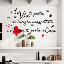 Carica l'immagine nel visualizzatore di Gallery, Adesivo Murale Wall Stickers Frase Citazione Adesivi Murali Decorazione interni LA VITA TI PORTA IN LUOGHI INASPETTATI L'AMORE TI PORTA A CASA Misura 110 x 60 cm Stickerdesign