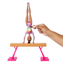 Carica l&#39;immagine nel visualizzatore di Gallery, Barbie - Ginnastica Artistica, playset con bambola ginnasta bionda, tuta per il riscaldamento, trave, fermo a C per le acrobazie e 10+ accessori inclusi, giocattolo per bambini, 3+ anni, HRG53