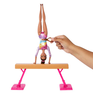 Barbie - Ginnastica Artistica, playset con bambola ginnasta bionda, tuta per il riscaldamento, trave, fermo a C per le acrobazie e 10+ accessori inclusi, giocattolo per bambini, 3+ anni, HRG53