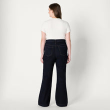 Carica l'immagine nel visualizzatore di Gallery, Amazon Essentials Jeans a Vita Alta a Zampa di Elefante Super Elasticizzati Donna, Risciacquo, 40