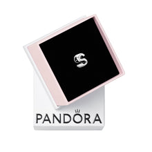 Carica l'immagine nel visualizzatore di Gallery, PANDORA Charm Lettera in argento sterling