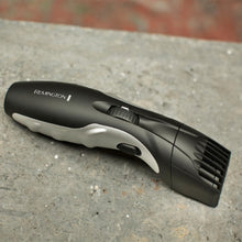 Carica l&#39;immagine nel visualizzatore di Gallery, Remington Set Regolabarba Uomo - 9 impostazioni di lunghezza 1,5-18 mm- Funzionamento a rete/batteria, indicatori LED di carica/ricarica, regolabarba, Rasoio elettrico Barba, MB320C