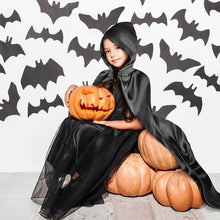 Carica l&#39;immagine nel visualizzatore di Gallery, Aomig Mantello di Nero, Mantello Halloween con Cappuccio Lungo Capo Costume, Mantello da Vampiro per Bambino di Travestimento, Halloween, Feste in Famiglia,100cm