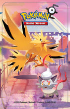 Carica l'immagine nel visualizzatore di Gallery, Pokémon: miniscatola da collezione Zapdos dell’espansione 30° Anniversario del GCC Pokémon (1 foglio di adesivi, 1 carta con l’illustrazione della miniscatola e 2 buste di espansione), Ed. Italiano
