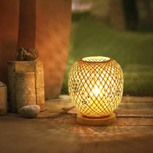 Carica l'immagine nel visualizzatore di Gallery, Lampada da tavolo a lanterna in bambù intrecciato, lampada da comodino, luce notturna in stile rurale, luce decorativa, 