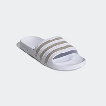 Carica l'immagine nel visualizzatore di Gallery, adidas Adilette Aqua Slides, Infradito Unisex - Adulto, Cloud White Platinum Cloud White, 39 EU