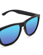 Carica l'immagine nel visualizzatore di Gallery, Hawkers ONE POLARIZED, Occhiali da sole Unisex - Adulto, Nero Carbone/Blu Polarizzato, Taglia unica