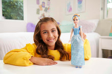Carica l&#39;immagine nel visualizzatore di Gallery, Mattel Disney Princess - Cenerentola bambola con capi e accessori scintillanti ispirati al film, giocattolo per bambini, 3+ Anni, HLW06