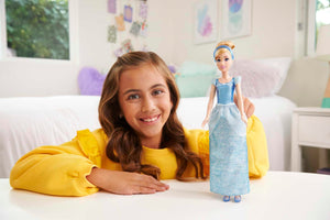 Mattel Disney Princess - Cenerentola bambola con capi e accessori scintillanti ispirati al film, giocattolo per bambini, 3+ Anni, HLW06