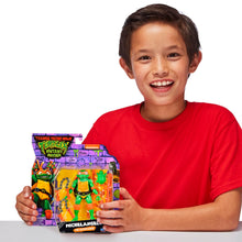 Carica l&#39;immagine nel visualizzatore di Gallery, Giochi Preziosi - Michelangelo Tartarughe Ninja Caos Mutante, Michelangelo in versione Action Figure Base Articolata da 12 cm, Personaggio con Armi da Combattimento, Per Bambini dai 4 anni