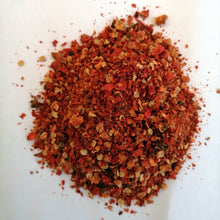 Carica l'immagine nel visualizzatore di Gallery, I Piccantissimi - Bhut Jolokia Red peperoncino piccantissimo in vasetto da (15gr) - Scaglie di Peperoncino piccante a lunga conservazione - peperoncino coltivato in Italia (1.000.000 SHU)
