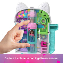 Carica l'immagine nel visualizzatore di Gallery, Polly Pocket - La Casa delle Bambole di Gabby, cofanetto con mini Gabby e 9 accessori, include gli amici gattini Pandy Panda, Dolcetto e Siregatta, giocattolo per bambini, 4+ anni, JFV02