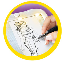 Carica l&#39;immagine nel visualizzatore di Gallery, Clementoni Idea - Fashion Designer, Lavagna Luminosa Creativa per Bambine 7+ Anni, Set Abbigliamento con Supporto Pieghevole, Disegni e Modelli Unici, Gioco Creativo, Made in Italy, 18715
