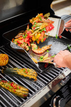 Carica l'immagine nel visualizzatore di Gallery, RÖSLE plancha spatola larga, spatola per barbecue con angoli arrotondati per girare carne e verdure, acciaio inox 18/10,