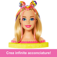 Carica l&#39;immagine nel visualizzatore di Gallery, Barbie - Super Chioma Hairstyle Capelli Arcobaleno, testa pettinabile con capelli biondi e ciocche arcobaleno fluo da acconciare, con accessori Color Reveal, giocattolo per bambini, 3+ anni, HMD78