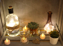 Carica l'immagine nel visualizzatore di Gallery, Idena 50023 - LED tea lights, 24 pezzi, candele elettriche con luce tremolante, batterie incluse, decorazione per matrim