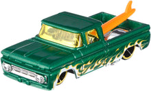 Carica l&#39;immagine nel visualizzatore di Gallery, Hot Wheels - Confezione da tre macchinine, veicoli classici ed esclusivi in scala 1:64 da collezionare, linee autentiche e decorazioni mozzafiato, giocattolo per bambini, 3+ anni, K5904