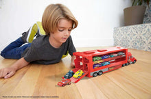 Carica l'immagine nel visualizzatore di Gallery, Mattel Disney Pixar CARS - Mack Mini Racers Trasportatore, include mini veicolo die-cast di Saetta McQueen, trasporta fino a 18 mini veicoli da corsa, giocattolo per bambini, 4+ anni, GNW34