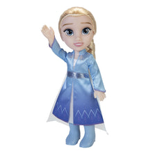 Carica l'immagine nel visualizzatore di Gallery, Frozen 2 – bambola Elsa Adventure 38 cm, estremamente dettagliata, indossa abiti da sogno ispirati al film ed è dotata d