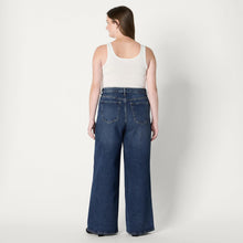Carica l'immagine nel visualizzatore di Gallery, Amazon Essentials Jeans da Donna a Gamba Larga a Vita Medio Alta con vestibilità Rilassata a Bassa Elasticità, Lavaggio Scuro Pietra, 40