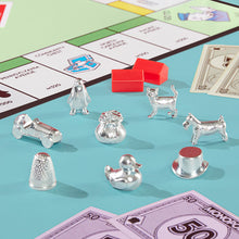 Carica l'immagine nel visualizzatore di Gallery, Hasbro Gaming, Monopoly, Gioco da Tavolo, Ideale per Famiglia e Amici, per Bambini e Bambine da 8 Anni in Su, Include Vaschetta Contenitore e Pedine Più Grandi, per 2-6 Giocatori, in Italiano