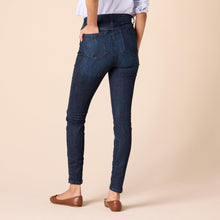 Carica l'immagine nel visualizzatore di Gallery, Amazon Essentials Jeans Skinny a Vita Alta - colori fuori produzione Donna, Delavé Scuro, 48