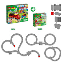 Carica l&#39;immagine nel visualizzatore di Gallery, LEGO DUPLO Binari Ferroviari, Giochi per Bambini e Bambine in Età Prescolare da 2-5 Anni con Mattoncino Sonoro e Passaggio a Livello per Ampliare un Percorso del Treno, Giocattoli Educativi 10882