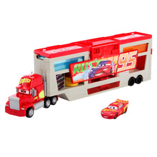 Carica l&#39;immagine nel visualizzatore di Gallery, Mattel Disney e Pixar Cars, Mack Officina Cambia Colore con cabina di guida rimovibile, playset con truck e macchinina trasformabili, Saetta McQueen e accessori cambia colore, HPD82