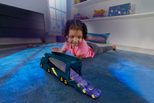 Carica l'immagine nel visualizzatore di Gallery, Fisher-Price DC Batwheels - Bat-Autotreno, playset Autotreno con rampa e veicolo Bam Batmobile in scala 1:55 incluso, può contenere 7 macchinine die-cast, giocattolo per bambini, 3+ anni, HMX07