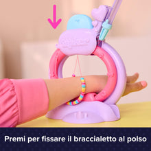 Carica l'immagine nel visualizzatore di Gallery, Cool Maker, Macchina dei Braccialetti Heishi dell'Amicizia, con Pratica Penna Impila-Perline e oltre 1200 Perline, per la Realizzazione di 15 Braccialetti, Giocattoli Artistici per Bambine, 7+ Anni