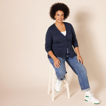 Carica l'immagine nel visualizzatore di Gallery, Amazon Essentials Cardigan Leggero Girocollo (Disponibile in Taglie Forti) Donna, Blu Marino, L