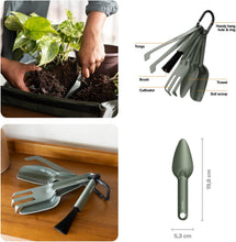 Carica l'immagine nel visualizzatore di Gallery, Fiskars Urban Plant Care Set di Attrezzi per Giardinaggio, 5 Pezzi