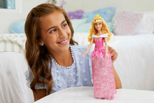 Carica l&#39;immagine nel visualizzatore di Gallery, Mattel Disney Princess, Aurora bambola con capi e accessori scintillanti ispirati al film, Giocattolo per Bambini 3+ Anni, HLW09