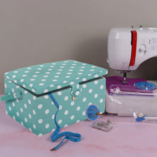 Carica l'immagine nel visualizzatore di Gallery, Hobby Gift Scatola Media per Cucito con Manico - Cestino Porta Cucito in Cotone con Scomparti per Strumenti e Accessori Creativi - 18,5 x 25,5 x 14,5 cm, Pois Verde Acqua