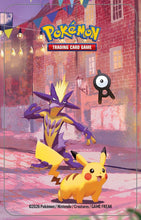 Carica l'immagine nel visualizzatore di Gallery, Pokémon: miniscatola da collezione Pikachu dell’espansione 30° Anniversario del GCC Pokémon (1 foglio di adesivi, 1 carta con l’illustrazione della miniscatola e 2 buste di espansione), Ed. Italiano