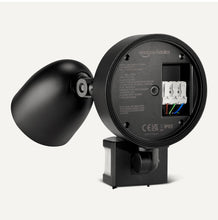 Carica l'immagine nel visualizzatore di Gallery, Amazon Basics Lampada da Esterno con Sensore di Movimento, Colore Nero, Confezione da 1 [Classe Energetica D]
