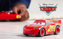 Carica l'immagine nel visualizzatore di Gallery, Disney Store Official Macchinina telecomandata Saetta McQueen, Cars, 15 cm