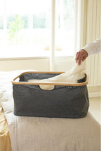 Carica l'immagine nel visualizzatore di Gallery, Brabantia Cesta per panni richiudibile 40L - Cesto impermeabile per il bucato bagnato e asciutto - Cesto per riporre vestiti e biancheria - Maniglie morbide - Accessorio per la casa - Pepper Black