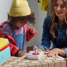 Carica l'immagine nel visualizzatore di Gallery, FABA+ Raccontastorie interattivo per bambini con contenuti audio da 0 a 10 anni, Cassa audio con Personaggio Sonoro Faba•Me, Luce notturna, Routine nanna, Gioco educativo musicale, Versione Italiana
