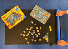 Carica l'immagine nel visualizzatore di Gallery, Ravensburger - Tappeto Puzzle Roll &amp; Go, 300-1500 Pezzi, 110x66 cm