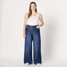 Carica l'immagine nel visualizzatore di Gallery, Amazon Essentials Jeans a Vita Media Ultra Morbidi a Gamba Larga Donna, Lavaggio Ombré Scuro, 50