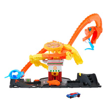 Carica l'immagine nel visualizzatore di Gallery, Hot Wheels 'Let's Race' Netflix - Attacco del Cobra in Pizzeria, playset con pista a spirale e funzione a scomparsa casuale con 3 percorsi, una macchinina in scala 1:64 inclusa, 3+ anni, HTN81