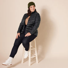 Carica l'immagine nel visualizzatore di Gallery, Amazon Essentials Piumino leggero a maniche lunghe resistente all'acqua ripiegabile (disponibile in taglie forti) Donna, Nero, XL