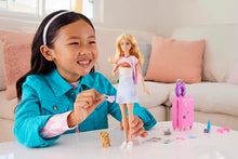 Carica l&#39;immagine nel visualizzatore di Gallery, Barbie - Set da Viaggio Malibu, Bambola e Accessori, con Cagnolino e Oltre 10 Pezzi, valigie funzionanti Incluse, Giocattolo per Bambini 3+ Anni, HJY18