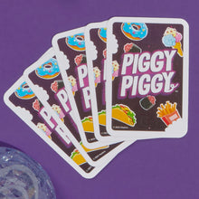 Carica l'immagine nel visualizzatore di Gallery, Piggy Piggy, gioco di carte, divertente e veloce gioco per famiglie, bambini, ragazzi e adulti, dai 7 anni in su, da 2 a 6 giocatori