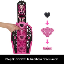 Carica l'immagine nel visualizzatore di Gallery, Monster High Segreti da Brivido - Draculaura Misteri Mostruosi, Set con Bambola e Guardaroba, 19 Accessori e Capi d'Abbigliamento a Sorpresa Inclusi, Giocattolo per Bambini, 4+ Anni, HXH84